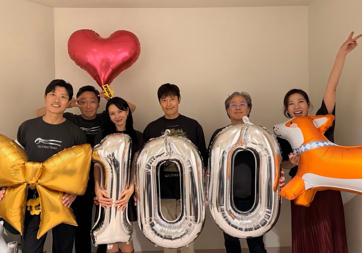 [서울=뉴시스] 영화 '어쩔수가없다'의 박찬욱 감독과 배우진이 100만 돌파를 기념하고 있다. (사진=CJ ENM 제공) 2025.09.28. photo@newsis.com&nbsp; *재판매 및 DB 금지