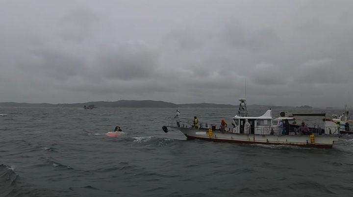 [보령=뉴시스] 28일 오전 11시1분께 충남 보령 하목도 남서쪽 0.55㎞ 바다에서 5명이 탄 1.88t 레저보트가 뒤집혀 민간 어선이 구조에 나서고 있다. (사진=보령해양경찰서 제공) 2025.09.28. photo@newsis.com *재판매 및 DB 금지