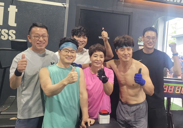 [천안=뉴시스] 최영민 기자=28일 배틀크루 시즌5 천안 선발전에 출전한 '우린아직젊어' 크루원들의 모습. 2025.09.28 ymchoi@newsis.com *재판매 및 DB 금지