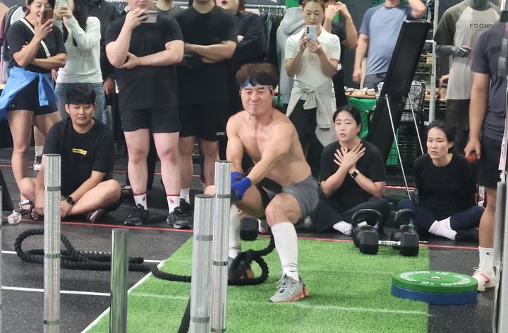 [천안=뉴시스] 최영민 기자=28일 배틀크루 시즌5 천안 선발전이 열린 크로스핏 루프탑 천안한들점에서 '우린아직젊어' 크루원들이 경기를 펼치고 있다. 2025.09.28 ymchoi@newsis.com *재판매 및 DB 금지