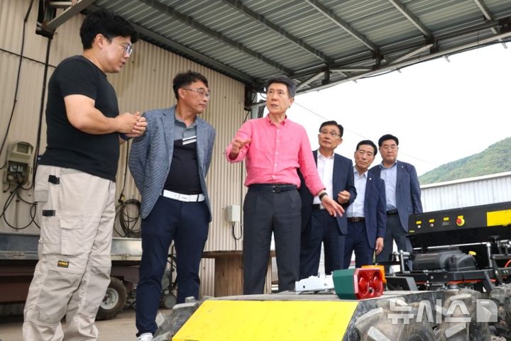 [포항=뉴시스] 송종욱 기자 = 포항시는 지난 26일 북구 죽장면 일광리에서 과수 노지 스마트팜 준공식을 가졌다. 준공식 후 이강덕 시장이 노지 스마트팜 조성에 따른 인공지능(AI)과 첨단 디지털 장비 현황을 살피고 있다. (사진=포항시 제공) 2025.09.28. photo@newsis.com