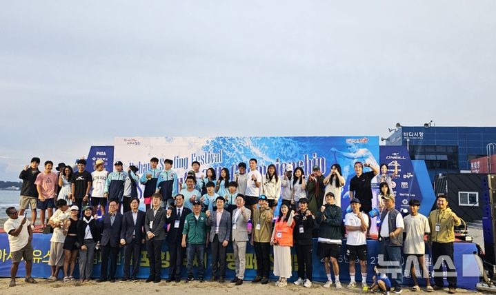 [포항=뉴시스] 송종욱 기자 = 포항시는 27~28일까지 이틀간 월포해수욕장에서 ‘제3회 포항서핑페스티벌’을 개최했다. 사진은 참가자들이 기념 촬영하는 모습. (사진=포항시 제공) 2025.09.28. photo@newsis.com 