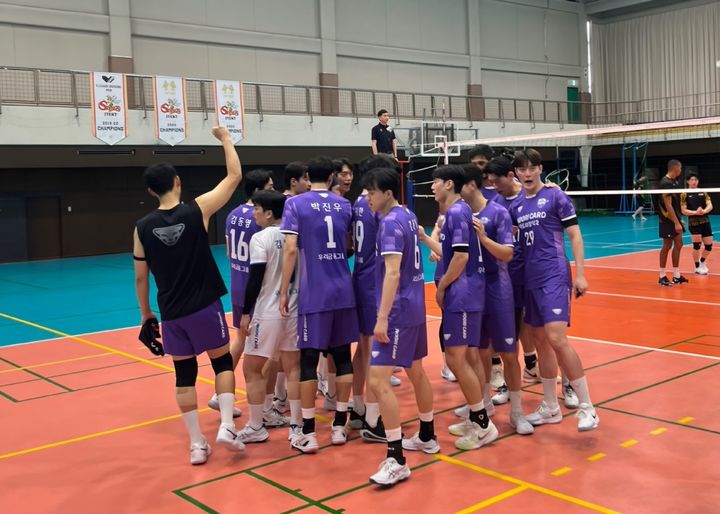 [나고야=뉴시스] 남자배구 우리카드가 28일 일본 나고야의 제이텍트 체육관에서 일본의 제이텍트 스팅스와 연습경기 2차전을 앞두고 결의를 다지고 있다. (사진=우리카드 제공) 2025.09.28. *재판매 및 DB 금지