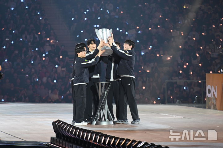 [인천=뉴시스] 윤정민 기자 = 리그 오브 레전드(LoL) e스포츠 한국 프로 리그 'LoL 챔피언스 코리아(LCK)' 팀 젠지가 28일 오후 인천 중구 인스파이어 아레나에서 열린 '2025 LoL 챔피언스 코리아(LCK)' 결승전에서 한화생명e스포츠를 상대로 세트 스코어 3대 1로 꺾으며 우승을 차지했다. 2025.09.28. alpaca@newsis.com