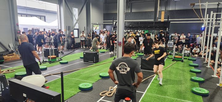 [천안=뉴시스] 곽상훈 기자=충남 천안 크로스핏 루프탑 한들점에서 28일 배틀크루 중부권 예선전에 참가한 크루원들이 경기를 치르고 있다. 2025.09.28. kshoon0663@newsis.com *재판매 및 DB 금지