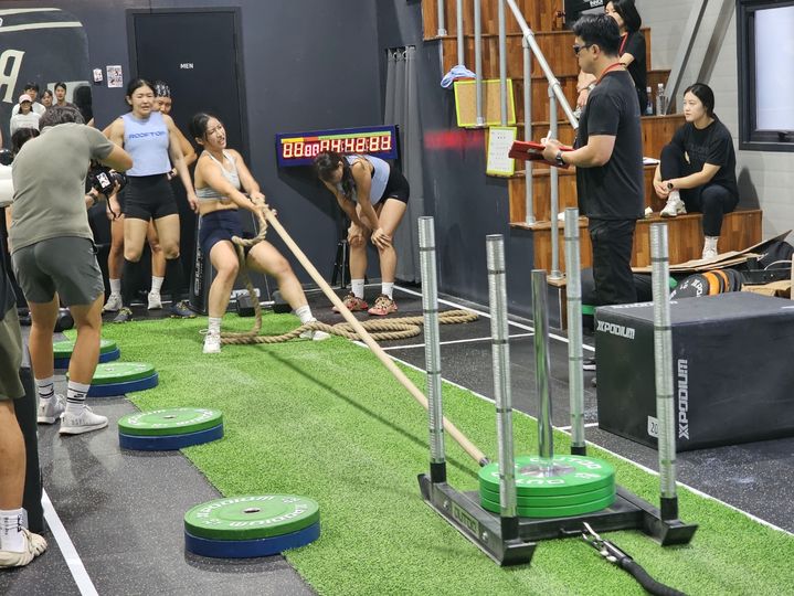 [천안=뉴시스] 김덕진 기자=천안 크로스핏 루프탑 한들점에서 28일 배틀크루 중부권 예선전에 참가한 팀루프탑W 크루 서효린 크루원이 슬레드 밧줄 당기기를 하고 있다. 2025.09.28. spark@newsis.com *재판매 및 DB 금지
