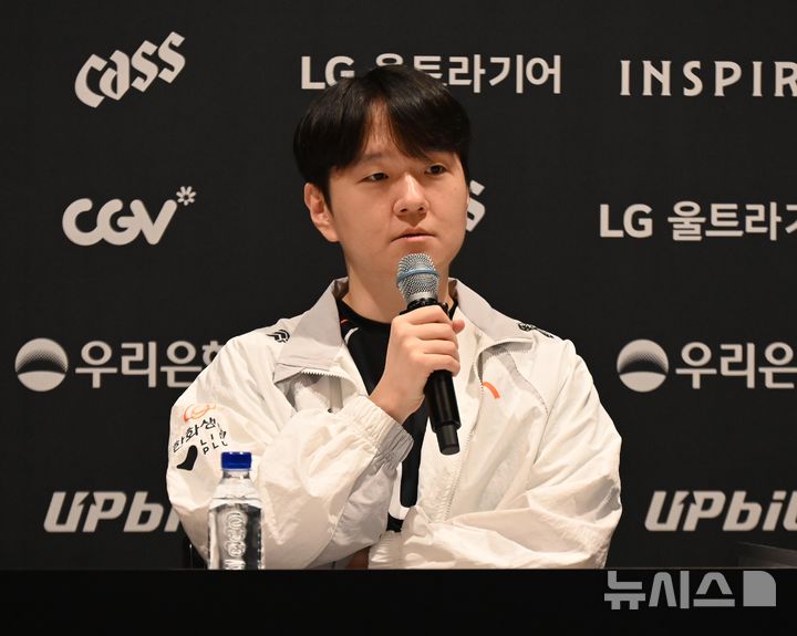 [인천=뉴시스] 윤정민 기자 = 최인규 한화생명e스포츠 감독이 28일 오후 인천 중구 인스파이어 아레나에서 열린 리그 오브 레전드(LoL) e스포츠 한국 프로 리그 'LoL 챔피언스 코리아(LCK)' 결승전 후 간담회에서 기자 질문에 답하고 있다. 2025.09.28. alpaca@newsis.com