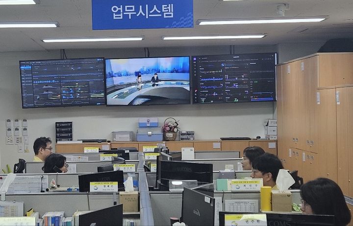 [안동=뉴시스] 28일 경북교육청 직원들이 국가정보자원관리원 전산실 화재에 따른 대응을 하고 있다. (사진=경북도 제공) 2025.09.28 photo@newsis.com *재판매 및 DB 금지