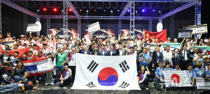 [전주=뉴시스]윤난슬 기자 = 세계 최정상급 선수들이 격돌한 '2025 전주드론축구월드컵'에서 대한민국이 초대 챔피언에 올랐다. (사진=전주시 제공) photo@newsis.com