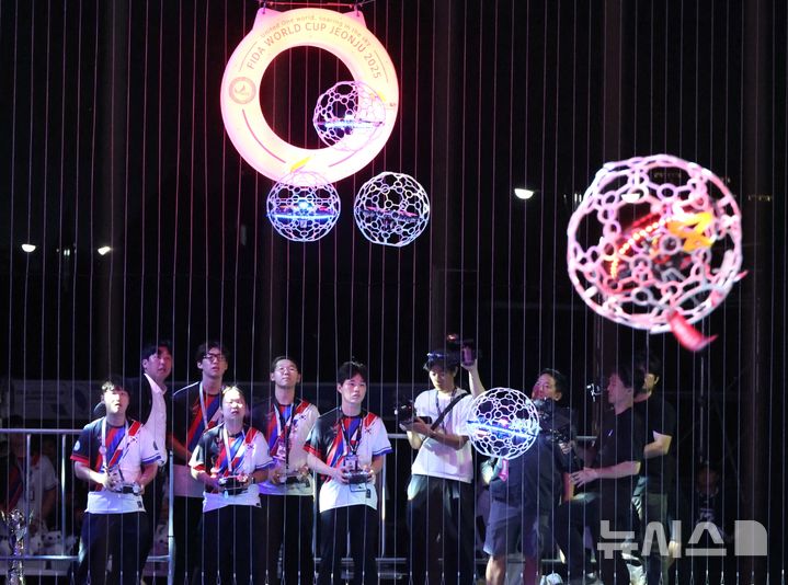 [전주=뉴시스]윤난슬 기자 = 세계 최정상급 선수들이 격돌한 '2025 전주드론축구월드컵'에서 대한민국이 초대 챔피언에 올랐다. (사진=전주시 제공) photo@newsis.com 