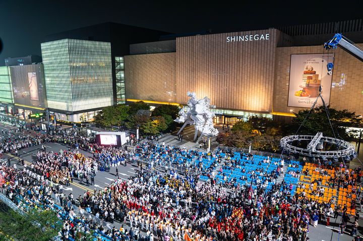 [천안=뉴시스] 26일 천안시 신부동 일원에서 열렸던 거리댄스퍼레이드 모습. (사진=천안시 제공) 2025.09.28 photo@newsis.com *재판매 및 DB 금지