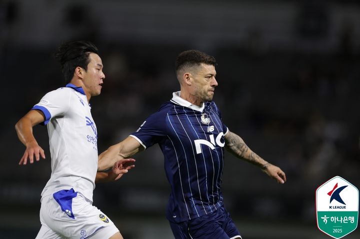 [서울=뉴시스] 프로축구 K리그2 인천 유나이티드의 박승호, 서울이랜드FC의 오스마르. (사진=한국프로축구연맹 제공) *재판매 및 DB 금지