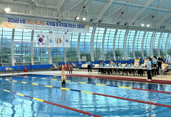 [서울=뉴시스] 2026년 아티스틱스위밍 국가대표 및 국가대표 후보선수 선발대회에서 연기를 펼치는 허윤서. (사진 = 대한수영연맹 제공) *재판매 및 DB 금지