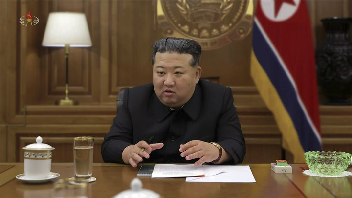 [서울=뉴시스] 김정은 북한 국무위원장이 지난 26일 핵무기연구소를 비롯한 핵관련 분야의 과학자, 기술자들을 만나 핵물질생산 및 핵무기생산과 관련한 중요협의회를 지도했다고 조선중앙TV가 27일 보도했다. (사진=조선중앙TV 캡처) 2025.09.28. photo@newsis.com *재판매 및 DB 금지