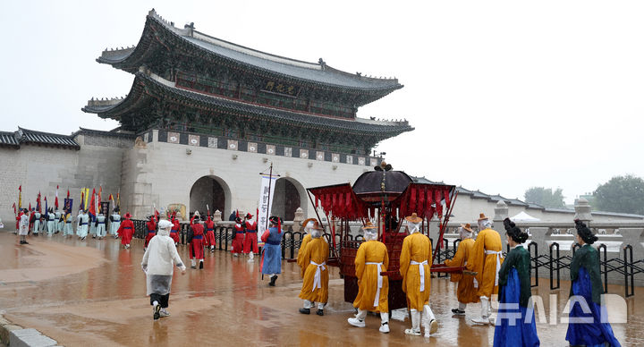 [서울=뉴시스] 추상철 기자 = 28일 오전 서울 종로구 광화문 앞에서 '2025 정조대왕 능행차 공동재현' 행사가 열리고 있다. 이날 행사는 비로 인해 약식으로 진행됐다. 2025.09.28. scchoo@newsis.com