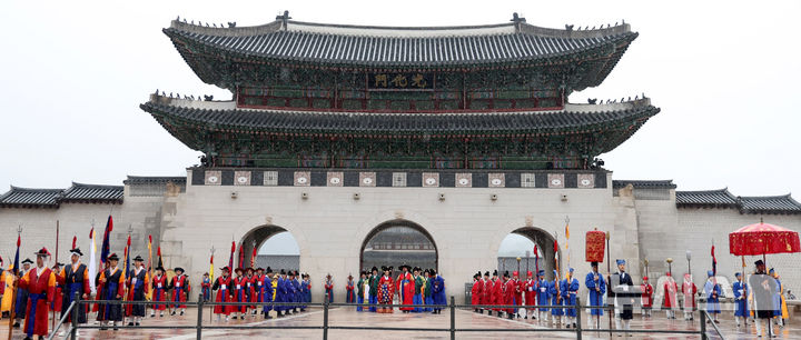 [서울=뉴시스] 추상철 기자 = 28일 오전 서울 종로구 광화문 앞에서 '2025 정조대왕 능행차 공동재현' 행사가 열리고 있다. 이날 행사는 비로 인해 약식으로 진행됐다. 2025.09.28. scchoo@newsis.com