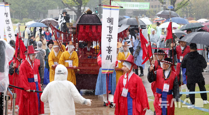 [서울=뉴시스] 추상철 기자 = 28일 오전 서울 종로구 광화문 앞에서 '2025 정조대왕 능행차 공동재현' 행사가 열리고 있다. 이날 행사는 비로 인해 약식으로 진행됐다. 2025.09.28. scchoo@newsis.com
