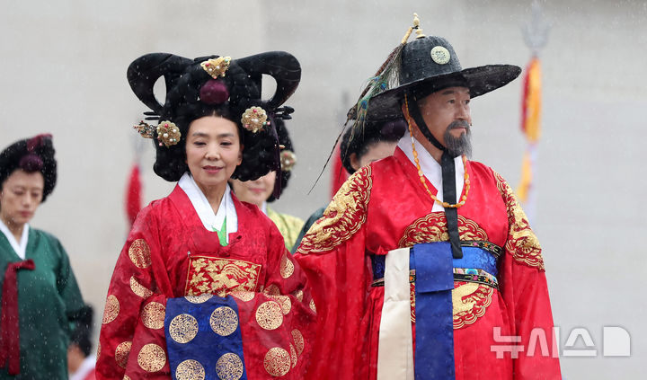 [서울=뉴시스] 추상철 기자 = 28일 오전 서울 종로구 광화문 앞에서 '2025 정조대왕 능행차 공동재현' 행사가 열리고 있다. 이날 행사는 비로 인해 약식으로 진행됐다. 2025.09.28. scchoo@newsis.com