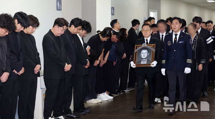 [서울=뉴시스] 홍효식 기자 = 개그맨 고 전유성의 노제가 치러진 28일 오전 서울 영등포구 KBS 공개홀에서 개그맨 이홍렬이 고인의 영정을 들고 이동하고 있다. 2025.09.28. yesphoto@newsis.com
