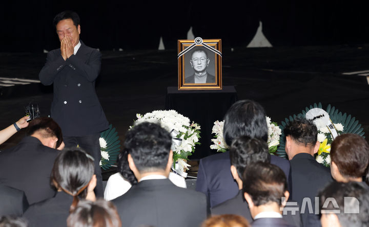 [서울=뉴시스] 홍효식 기자 = 개그맨 고 전유성의 노제가 치러진 28일 오전 서울 영등포구 KBS 공개홀에서 개그맨 김학래가 고인을 그리워하며 눈물을 훔치고 있다. 2025.09.28. yesphoto@newsis.com