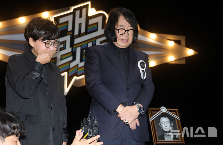 [서울=뉴시스] 홍효식 기자 = 개그맨 고 전유성의 노제가 치러진 28일 오전 서울 영등포구 KBS 공개홀에서 최양락·팽현숙 부부가 고인을 그리워하며 발언하고 있다. 2025.09.28. yesphoto@newsis.com