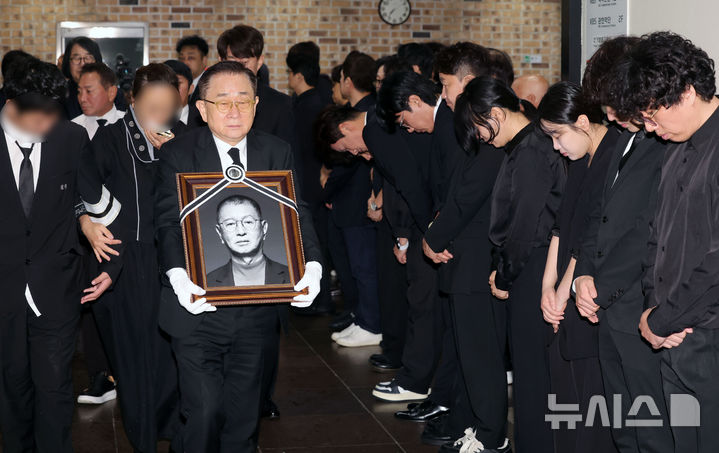 [서울=뉴시스] 홍효식 기자 = 개그맨 고 전유성의 노제가 치러진 28일 오전 서울 영등포구 KBS 공개홀에서 개그맨 이홍렬이 고인의 영정을 들고 개그콘서트 녹화장으로 이동하고 있다. 2025.09.28. yesphoto@newsis.com