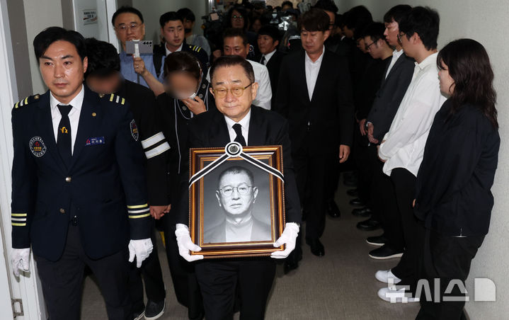 [서울=뉴시스] 홍효식 기자 = 개그맨 고 전유성의 노제가 치러진 28일 오전 서울 영등포구 KBS 공개홀에서 개그맨 이홍렬이 고인의 영정을 들고 개그콘서트 녹화장으로 이동하고 있다. 2025.09.28. yesphoto@newsis.com