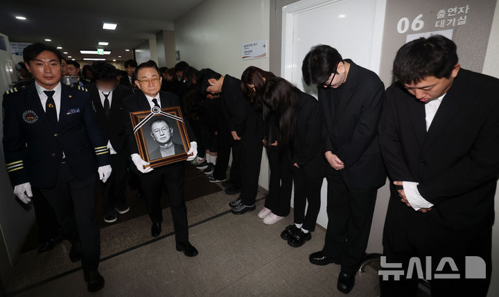 [서울=뉴시스] 홍효식 기자 = 개그맨 고 전유성의 노제가 치러진 28일 오전 서울 영등포구 KBS 공개홀에서 개그맨 이홍렬이 고인의 영정을 들고 개그콘서트 녹화장으로 이동하고 있다. 2025.09.28. yesphoto@newsis.com