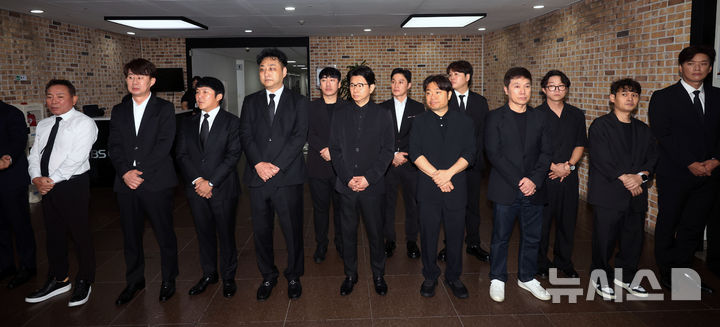 [서울=뉴시스] 홍효식 기자 = 개그맨 고 전유성의 노제가 치러진 28일 오전 서울 영등포구 KBS 공개홀에서 개그맨 후배들이 도열해 있다. 2025.09.28. yesphoto@newsis.com