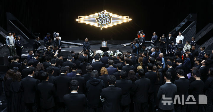 [서울=뉴시스] 홍효식 기자 = 28일 오전 서울 영등포구 KBS 공개홀에서 개그맨 고 전유성의 노제가 진행되고 있다. 2025.09.28. yesphoto@newsis.com