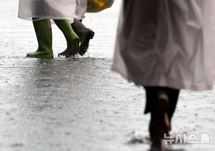 [서울=뉴시스] 박주성 기자 = 전국적으로 비가 내린 28일 서울 광과문 광장에 시민들이 장화를 신고 이동하고 있다. 2025.09.28. park7691@newsis.com