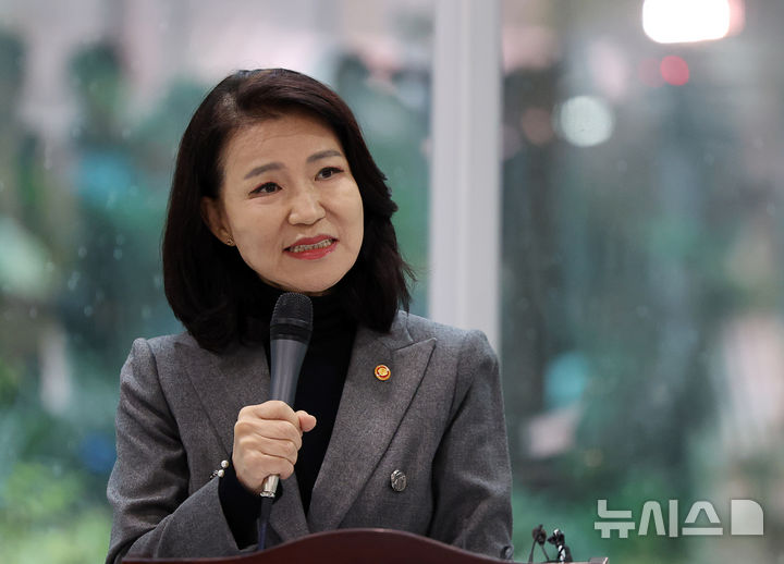 [서울=뉴시스] 김명년 기자 = 이진숙 방송통신위원장이 28일 오전 서울 여의도 국회 소통관 로비에서 방송미디어통신위원회 설치법 관련 기자회견을 하고 있다. 2025.09.28. kmn@newsis.com