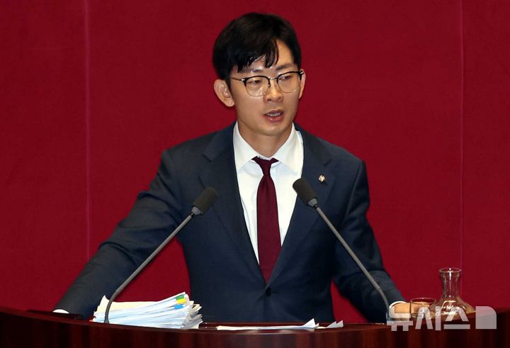 [서울=뉴시스] 조성봉 기자 = 박충권 국민의힘 의원이 지난해 9월28일 오전 서울 여의도 국회에서 열린 본회의에서 국회법 일부개정법률안(위원회안)에 대한 반대 무제한토론을 하고 있다. 2025.09.28. suncho21@newsis.com