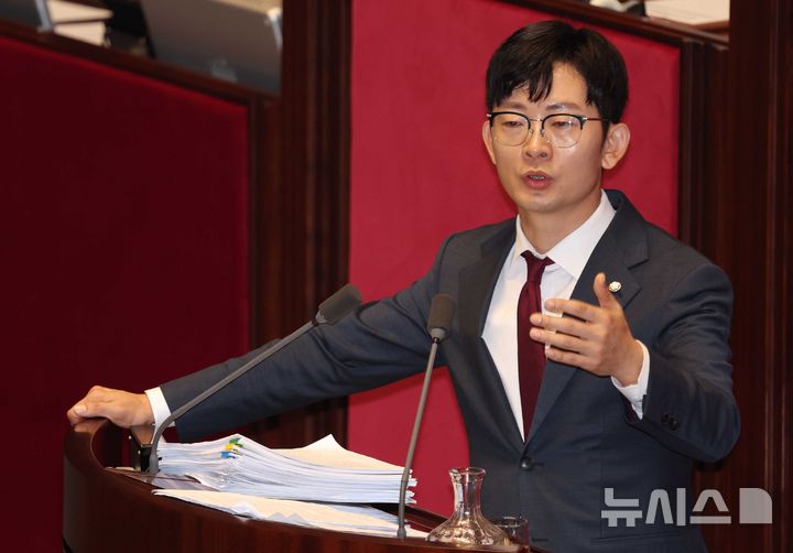 [서울=뉴시스] 조성봉 기자 = 박충권 국민의힘 의원이 28일 오전 서울 여의도 국회에서 열린 본회의에서 국회법 일부개정법률안(위원회안)에 대한 반대 무제한토론을 하고 있다. 2025.09.28. suncho21@newsis.com