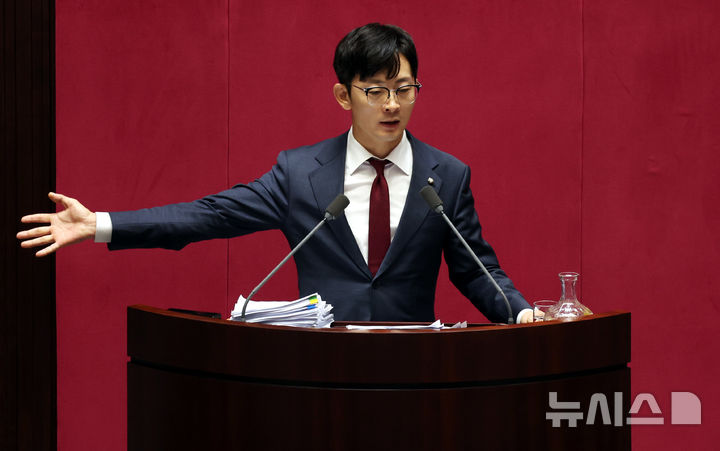 [서울=뉴시스] 조성봉 기자 = 박충권 국민의힘 의원이 지난해 9월28일 오전 서울 여의도 국회에서 열린 본회의에서 국회법 일부개정법률안(위원회안)에 대한 반대 무제한토론을 하고 있다. 2025.09.28. suncho21@newsis.com