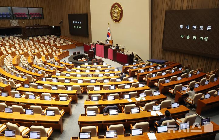 [서울=뉴시스] 조성봉 기자 = 박충권 국민의힘 의원이 28일 오전 서울 여의도 국회에서 열린 본회의에서 국회법 일부개정법률안(위원회안)에 대한 반대 무제한토론을 하고 있는 가운데 빈자리가 눈에 띄고 있다. 2025.09.28. suncho21@newsis.com