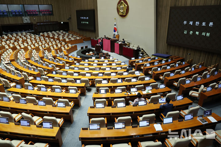 [서울=뉴시스] 김명년 기자 = 김준혁 더불어민주당 의원이 28일 오전 서울 여의도 국회에서 열린 본회의에서 국회법 일부개정법률안(위원회안)에 대한 찬성 무제한토론(필리버스터)을 하고 있다. 2025.09.28. kmn@newsis.com