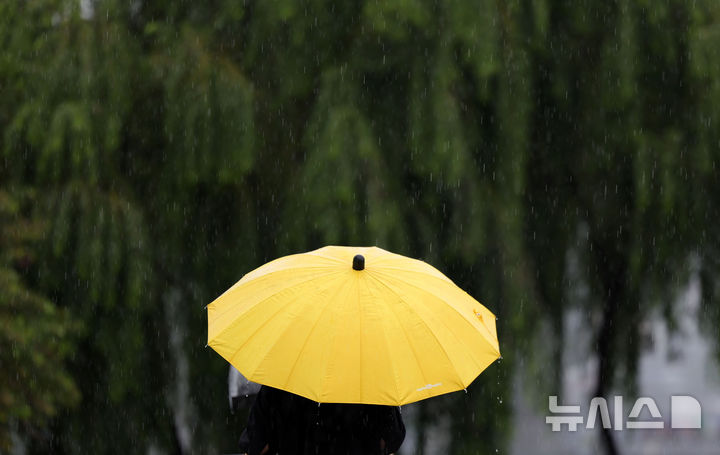 [서울=뉴시스] 홍효식 기자 = 가을비가 내린 28일 서울 서초구 세빛섬 인근에서 시민들이 우산을 쓰고 발걸음을 재촉하고 있다. 2025.09.28. yesphoto@newsis.com