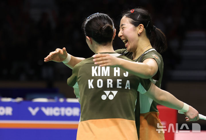 [수원=뉴시스] 황준선 기자 = 공희용, 김혜정이 28일 경기 수원실내체육관에서 열린 2025 세계배드민턴연맹(BWF) 월드 투어 슈퍼 500 코리아오픈 여자복식 결승전에서 일본 이와나가와 나카니시를 상대로 우승을 차지한 뒤 기뻐하고 있다. 2025.09.28. hwang@newsis.com