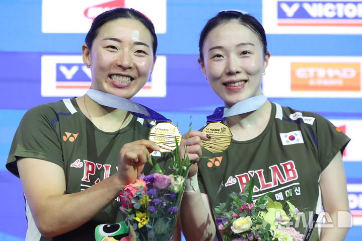 [수원=뉴시스] 황준선 기자 = 공희용, 김혜정이 28일 경기 수원실내체육관에서 열린 2025 세계배드민턴연맹(BWF) 월드 투어 슈퍼 500 코리아오픈 여자복식 결승전에서 일본 이와나가와 나카니시를 상대로 우승을 차지한 뒤 금메달을 들어보이고 있다. 2025.09.28. hwang@newsis.com