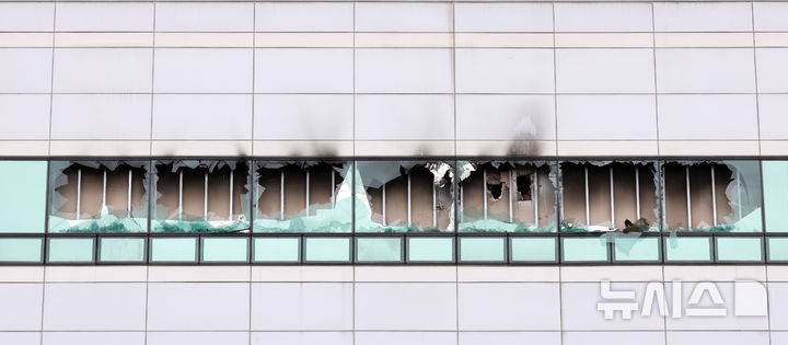 [대전=뉴시스] 강종민 기자 = 화재가 발생한 대전 유성구 국가정보자원관리원의 깨진 창문 위로 불에 그을린 자국이 남아 있다. 2025.09.28. ppkjm@newsis.com