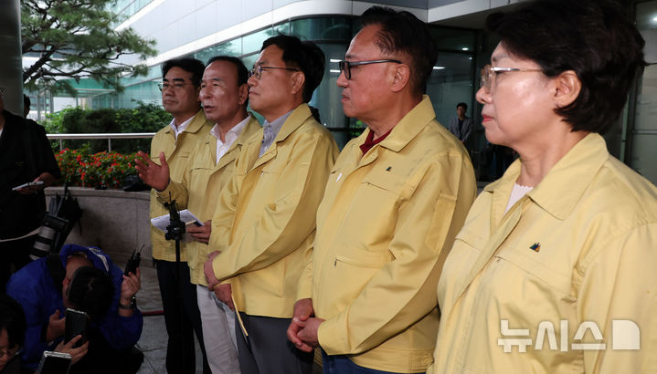 [대전=뉴시스] 강종민 기자 = 28일 화재가 완진된 대전 유성구 국가정보자원관리원을 찾은 국회 행정안전위 위원들이 기자 질문에 답하고 있다. 2025.09.28. ppkjm@newsis.com