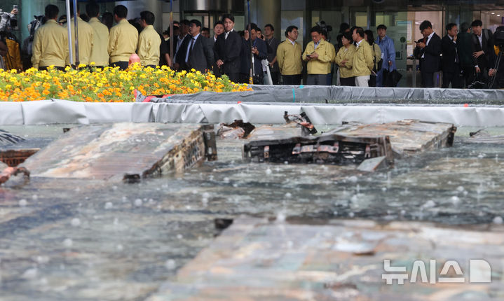 [대전=뉴시스] 강종민 기자 = 28일 국회 행정안전위 위원들이 화재가 발생한 대전 유성구 국가정보자원관리원을 찾아 외부 침수조에 냉각작업 중인 리튬이온 배터리를 살펴보고 있다. 2025.09.28. ppkjm@newsis.com