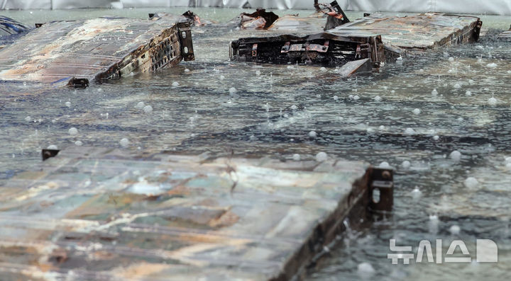 [대전=뉴시스] 강종민 기자 = 28일 화재가 완진된 대전 유성구 국가정보자원관리원.&nbsp; 외부 침수조에 냉각작업 중인 리튬이온 배터리 위로 빗방울이 떨어지고 있다. 2025.09.28. ppkjm@newsis.com