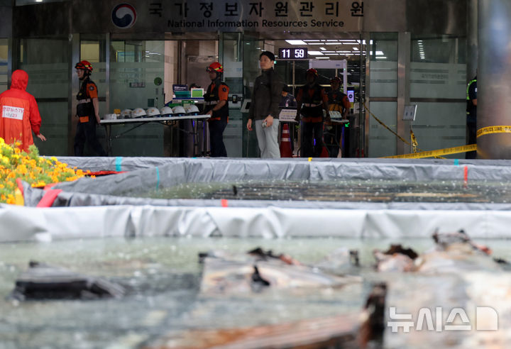 [대전=뉴시스] 강종민 기자 = 28일 화재가 완진된 대전 유성구 국가정보자원관리원에서 소방대원들이 바쁘게 움직이고 있다. 2025.09.28. ppkjm@newsis.com