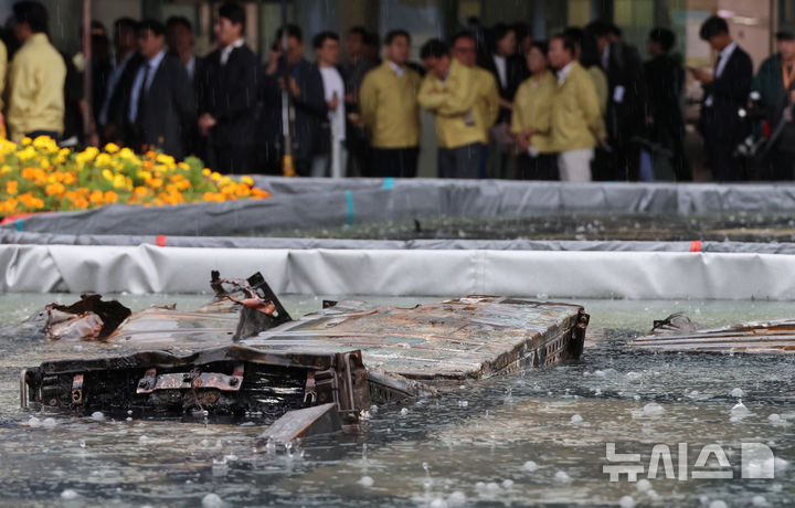 [대전=뉴시스] 강종민 기자 = 지난 28일 화재가 완진된 대전 유성구 국가정보자원관리원. 외부 침수조에 냉각작업 중인 리튬이온 배터리 위로 빗방울이 떨어지고 있다. 2025.09.28. ppkjm@newsis.com