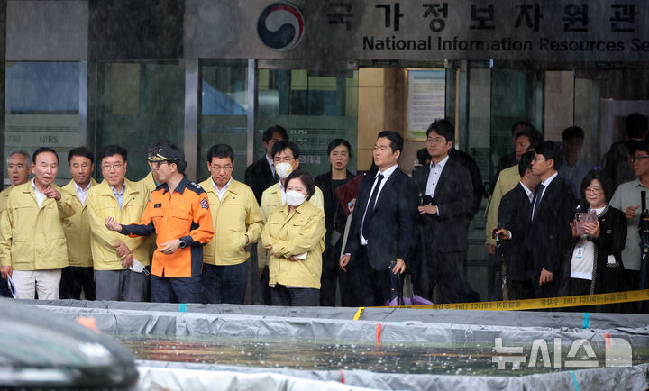 [대전=뉴시스] 강종민 기자 = 28일 국회 행정안전위 위원들이 화재가 발생한 대전 유성구 국가정보자원관리원을 찾아 외부 침수조에 냉각작업 중인 리튬이온 배터리를 살펴보고 있다. 2025.09.28. ppkjm@newsis.com