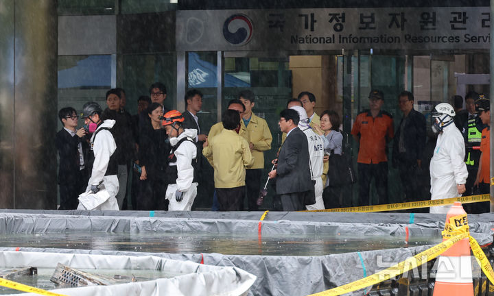 [대전=뉴시스] 강종민 기자 = 28일 국과수 요원들이 화재가 완진된 대전 유성구 국가정보자원관리원 화재현장으로 향하고 있다. 2025.09.28. ppkjm@newsis.com
