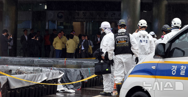 [대전=뉴시스] 강종민 기자 = 28일 국과수 요원들이 화재가 완진된 대전 유성구 국가정보자원관리원 화재현장으로 향하던 중 외부 침수조에 냉각작업 중인 리튬이온 배터리를 살펴보고 있다. 2025.09.28. ppkjm@newsis.com