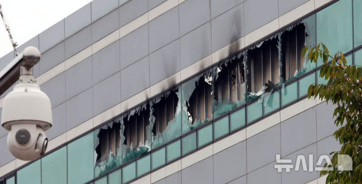 [대전=뉴시스] 강종민 기자 = 화재가 발생한 대전 유성구 국가정보자원관리원의 깨진 창문 위로 불에 그을린 자국이 남아 있다. 2025.09.28. ppkjm@newsis.com